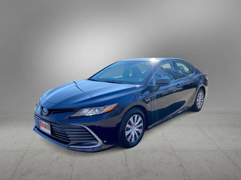 Used 2021 Toyota Camry LE image 2
