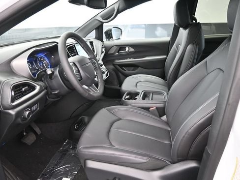 New 2027 Chrysler Pacifica Select FWD image 10