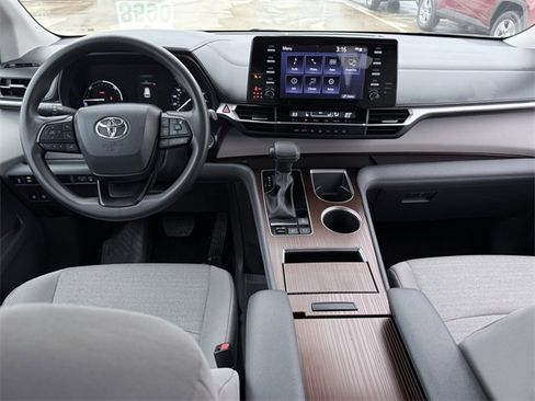 Certified 2024 Toyota Sienna LE image 19