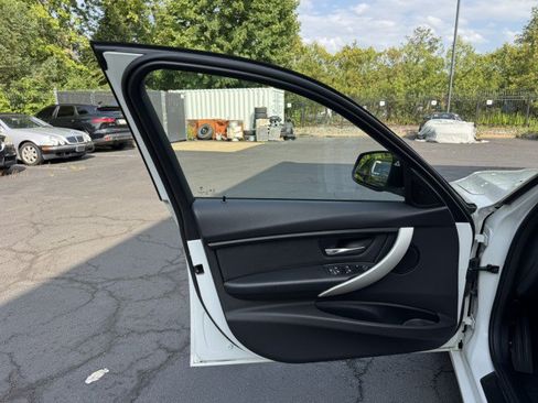 Used 2018 BMW 320i xDrive Sedan w/ Convenience Package AWD/4WD image 18