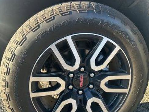 Used 2022 GMC Yukon XL AT4 image 3