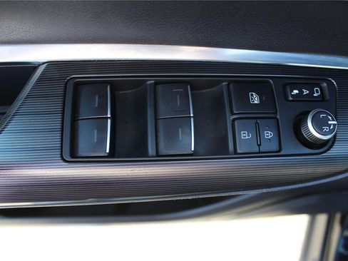 Used 2023 Toyota Venza XLE image 29