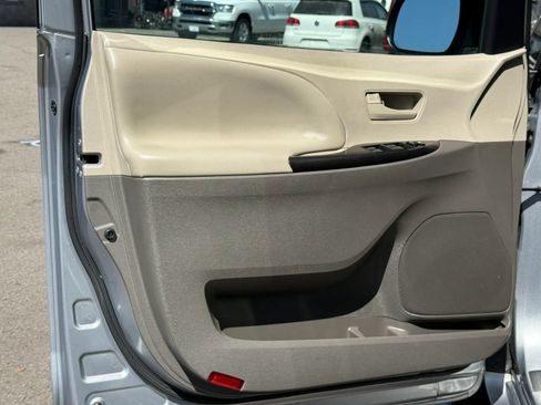 Used 2014 Toyota Sienna L FWD image 13