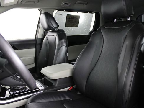 Used 2024 Kia Carnival EX image 18