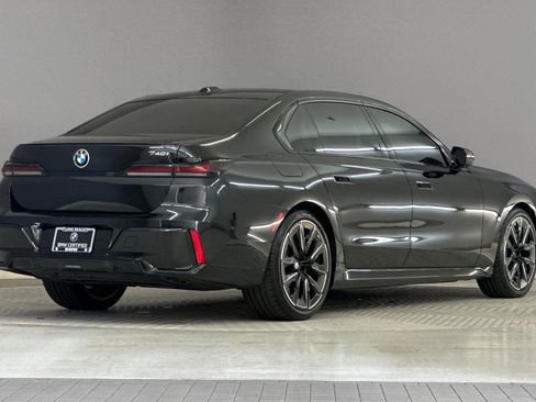 Used 2025 BMW 740i w/ Premium Package image 9