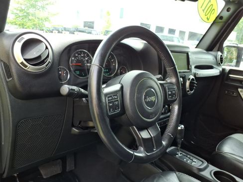 Used 2017 Jeep Wrangler Unlimited Sahara w/ Connectivity Group AWD/4WD image 18