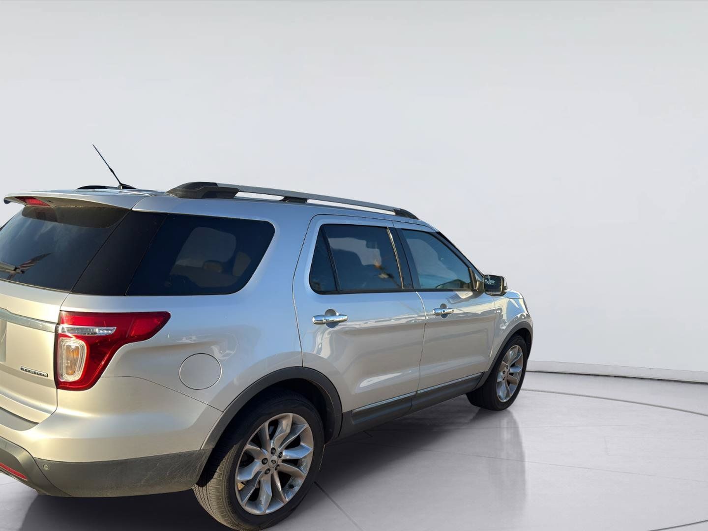 Used 2015 Ford Explorer Limited w/ Equipment Group 301A FWD image 3