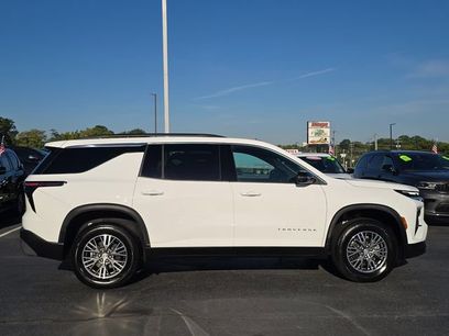 Used 2025 Chevrolet Traverse LT