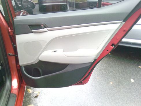 Used 2017 Hyundai Elantra SE image 16