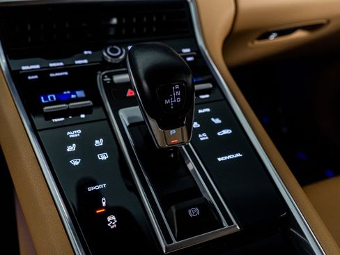 Used 2022 Porsche Panamera 4 Platinum Edition image 38