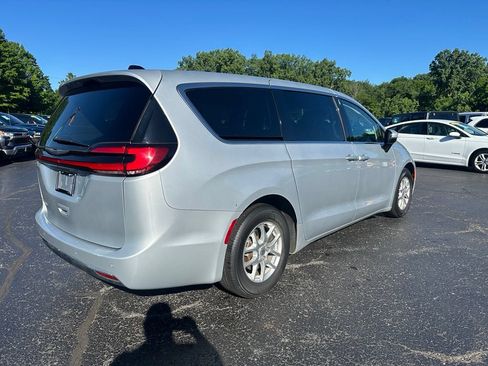 Used 2023 Chrysler Pacifica Touring-L FWD image 3