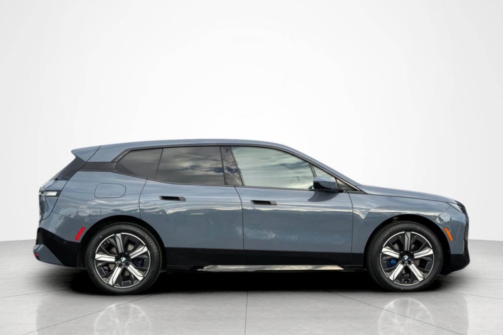 Used 2023 BMW iX xDrive50 w/ Sport Package AWD/4WD image 6