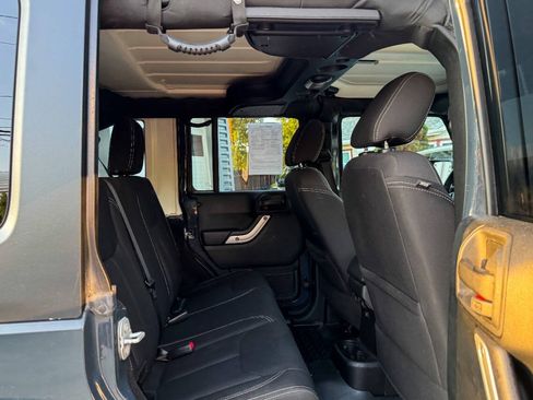 Used 2018 Jeep Wrangler Unlimited Sahara w/ Dual Top Group AWD/4WD image 14