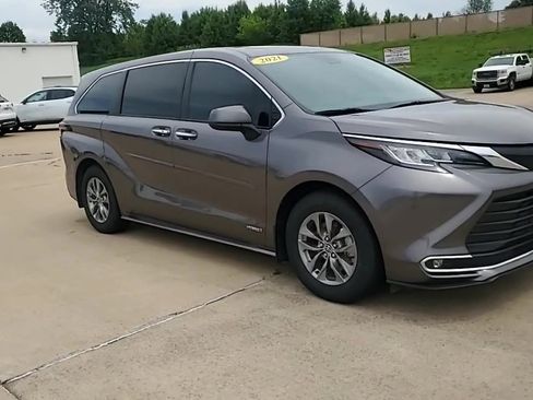 Used 2021 Toyota Sienna XLE AWD/4WD image 2