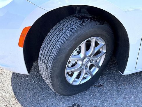 Used 2025 Chrysler Pacifica Select image 23