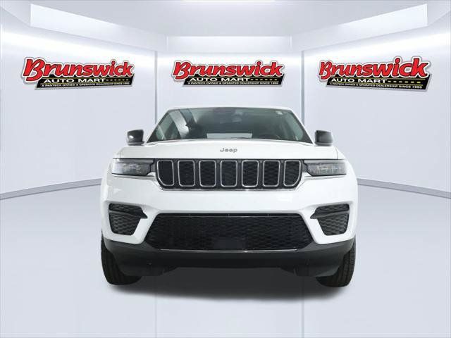 Used 2023 Jeep Grand Cherokee Laredo AWD/4WD image 5