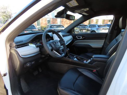 Used 2025 Jeep Compass Limited AWD/4WD image 2