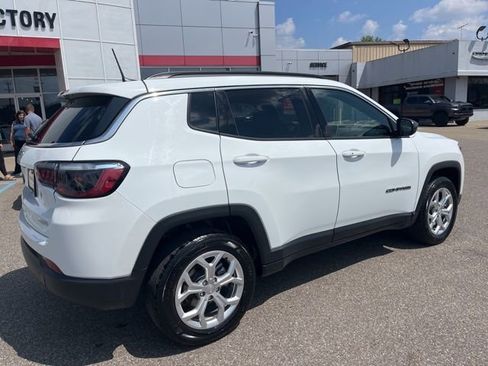 Used 2024 Jeep Compass Latitude image 4