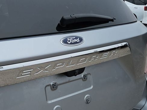Used 2022 Ford Explorer Limited w/ Hybrid Equipment Group 310A AWD/4WD image 11