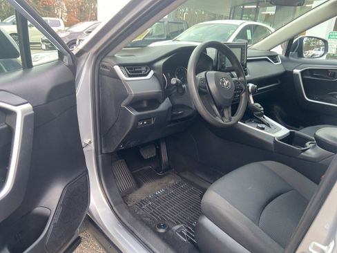Used 2022 Toyota RAV4 LE image 10