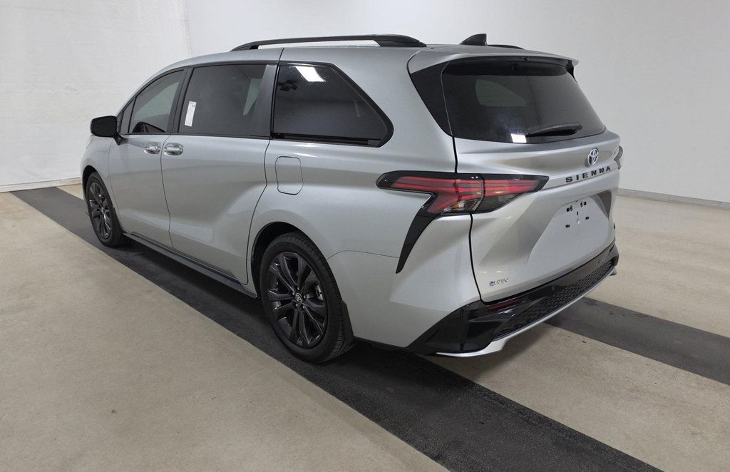 Used 2025 Toyota Sienna XSE FWD image 4