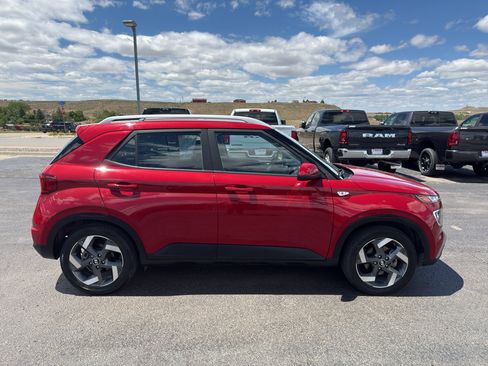 Used 2022 Hyundai Venue SEL FWD image 4