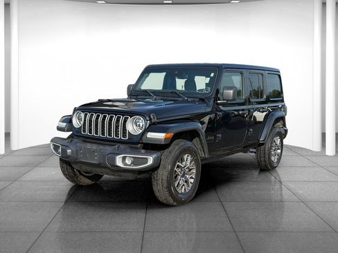 Used 2025 Jeep Wrangler Unlimited Sahara AWD/4WD image 3