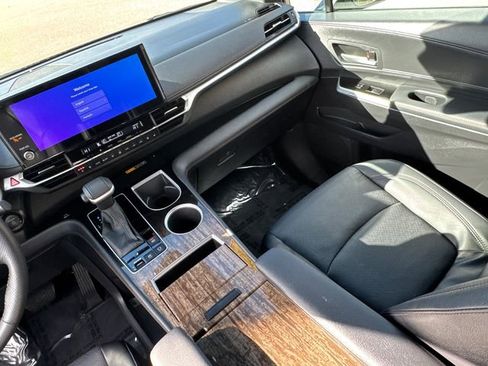 Used 2025 Toyota Sienna Platinum image 28