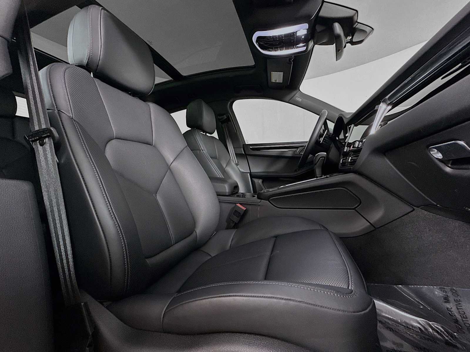 Certified 2025 Porsche Macan AWD/4WD image 30