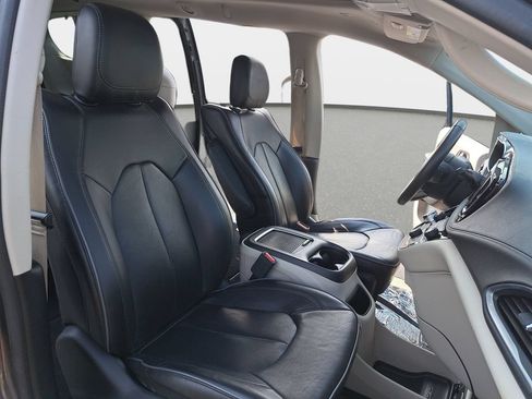 Used 2018 Chrysler Pacifica Limited w/ Advanced Safetytec Group FWD image 10