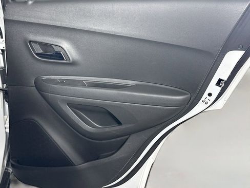 Used 2020 Chevrolet Trax LT w/ LT Convenience Package image 28