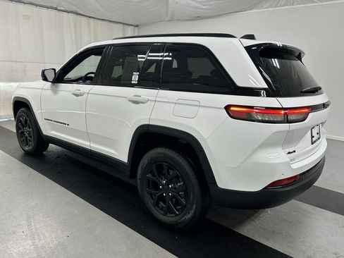 Used 2024 Jeep Grand Cherokee Altitude AWD/4WD image 6