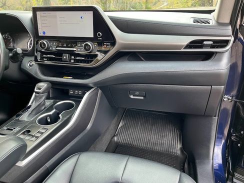 Used 2023 Toyota Highlander XLE image 38