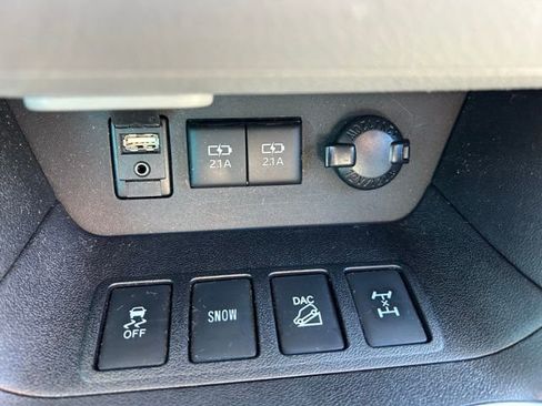 Used 2018 Toyota Highlander XLE AWD/4WD image 32
