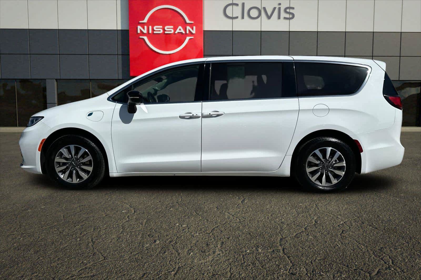 Used 2024 Chrysler Pacifica Limited FWD image 8