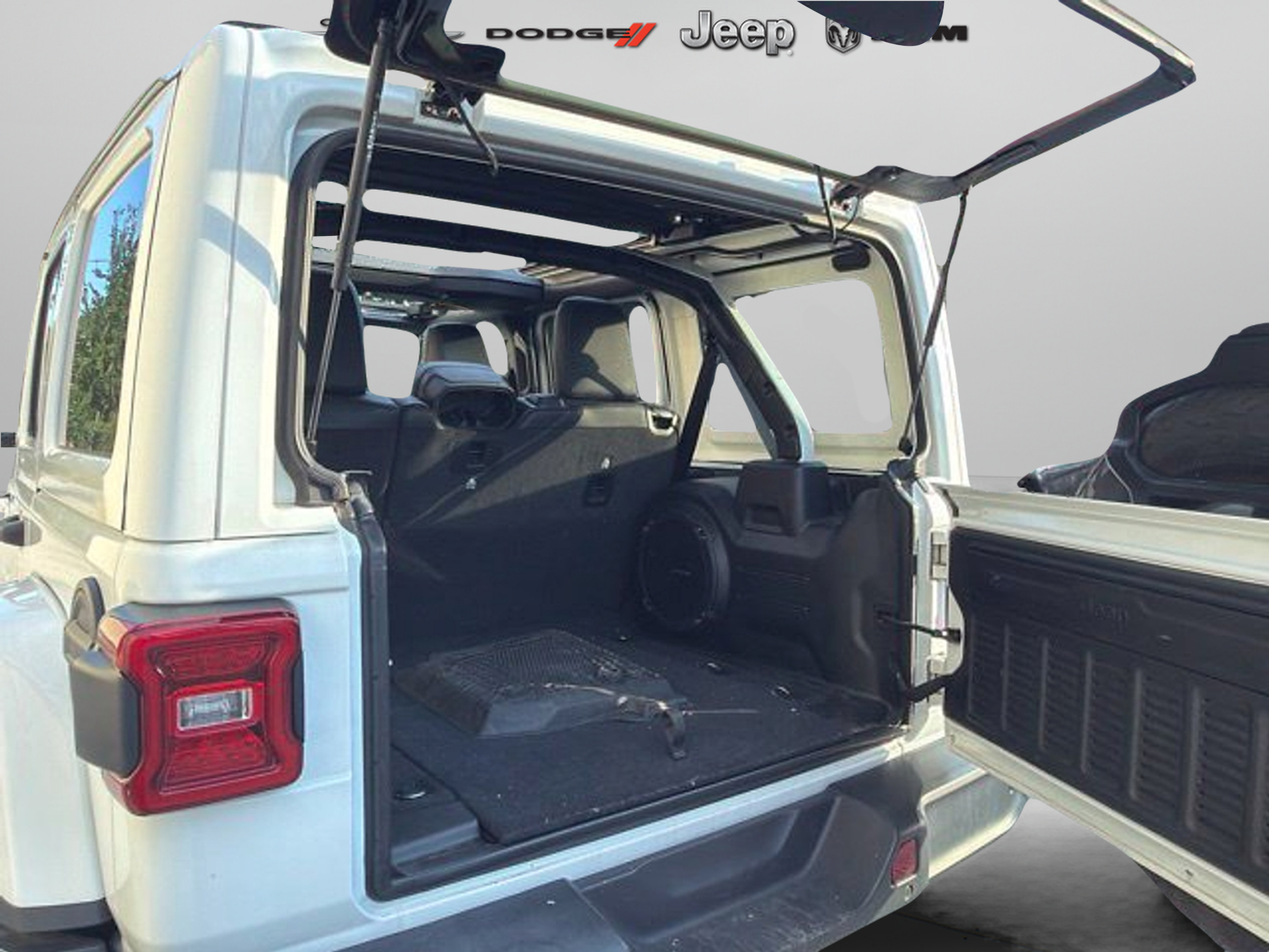 Used 2021 Jeep Wrangler Unlimited Sahara AWD/4WD image 13