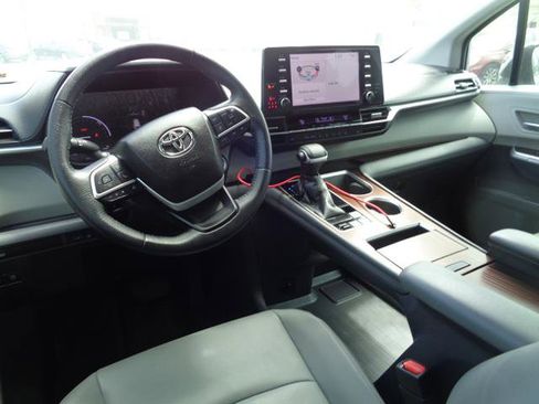 Used 2021 Toyota Sienna XLE FWD image 10