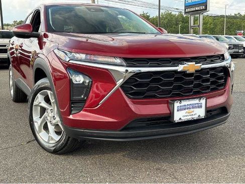 Used 2024 Chevrolet Trax LS w/ LS Convenience Package FWD image 2