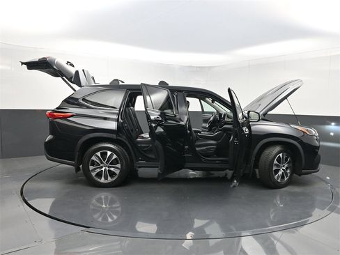 Used 2023 Toyota Highlander XLE image 37