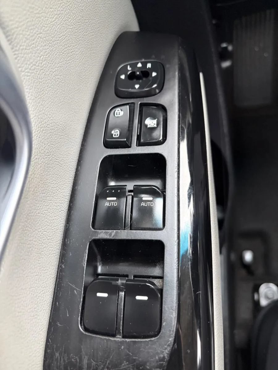 Used 2016 Kia Soul + w/ Primo Package FWD image 24