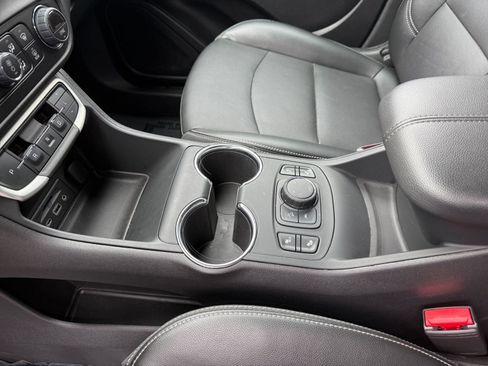 Used 2024 GMC Terrain SLT image 37