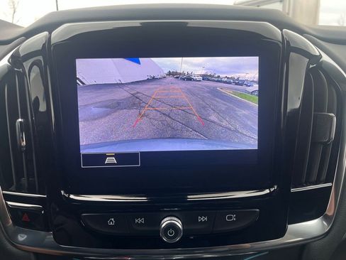 Used 2023 Chevrolet Traverse LT image 18