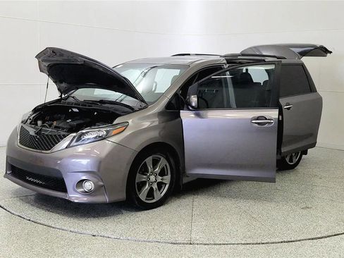 Used 2017 Toyota Sienna SE w/ SE Preferred Package FWD image 10