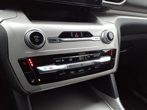 Used 2022 Ford Explorer XLT w/ Equipment Group 202A image 22