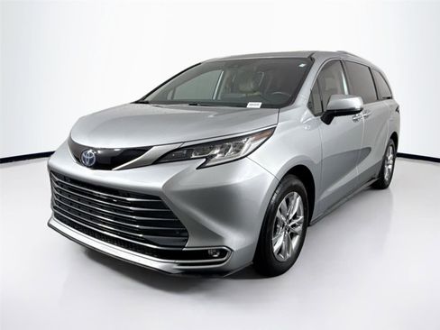 Certified 2023 Toyota Sienna Limited image 2