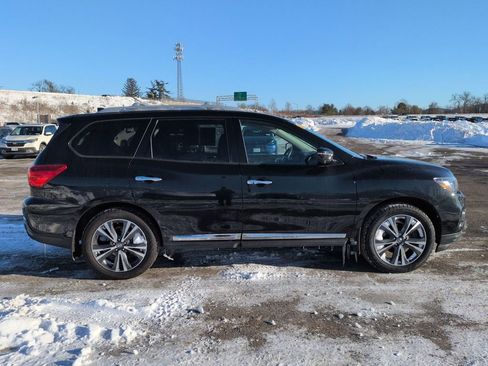 Used 2020 Nissan Pathfinder Platinum image 2