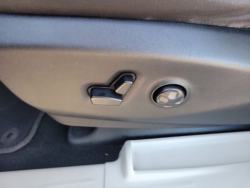 Used 2020 Chrysler Pacifica Touring w/ Cold Weather Group FWD image 23