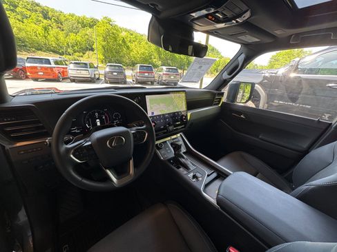 Used 2024 Lexus GX 550 AWD/4WD image 10