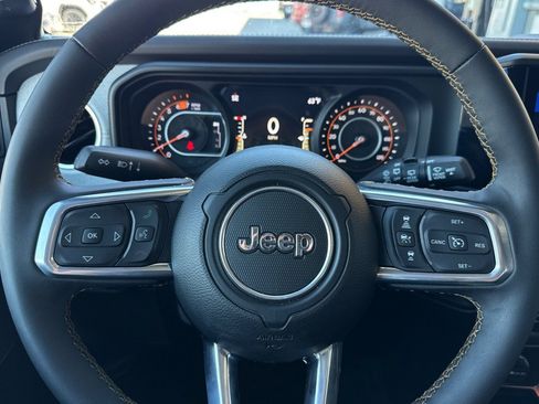 Used 2025 Jeep Wrangler Unlimited Sahara AWD/4WD image 26