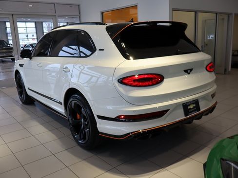 Used 2025 Bentley Bentayga image 2